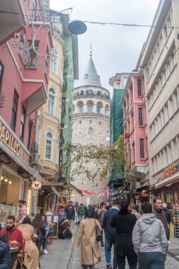 İstanbul, Türkiye - 11 Aralık 2022: Eski İstanbul kentinde Galata Kulesi ile sokak manzarası.