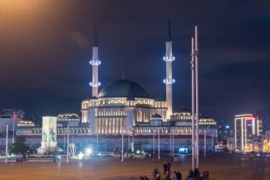 İstanbul, Türkiye - 11 Aralık 2022: Cumhuriyet Anıtı ve Taksim Meydanı Camii ile Taksim Meydanı.