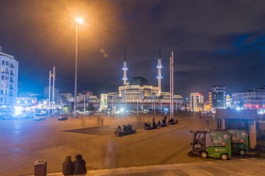 İstanbul, Türkiye - 11 Aralık 2022: Cumhuriyet Anıtı ve Taksim Meydanı Camii ile Taksim Meydanı 