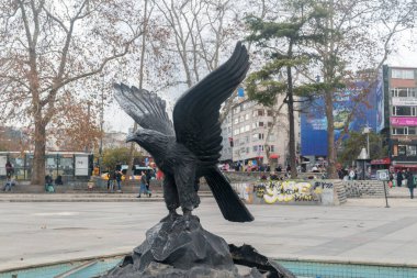İstanbul, Türkiye - 10 Aralık 2022: Kara Kartal heykeli.