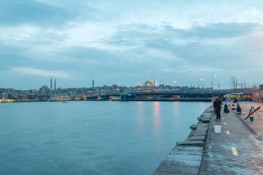 İstanbul, Türkiye - 10 Aralık 2022: Galata Köprüsü ile Boğaz.