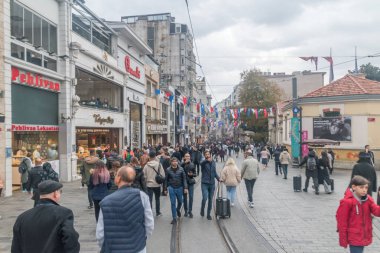 İstanbul, Türkiye - 10 Aralık 2022: İstanbul 'un en popüler turizm merkezlerinden biri olan Kalabalık İstiklal Caddesi (Independence Avenue).
