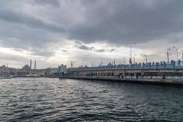 İstanbul, Türkiye - 11 Aralık 2022: Bulutlu bir günde Galata Köprüsü (Galata Koprusu).