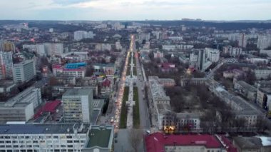 Chisinau, Moldova - 9 Mart 2023: Akşam Grigore Vieru Bulvarı 'nda hava manzarası.