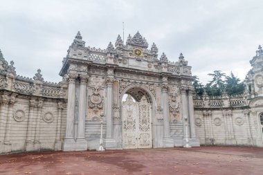 İstanbul, Türkiye - 10 Aralık 2022: Dolmabahce Sarayi Sarayı Kapısı dış cephesi).