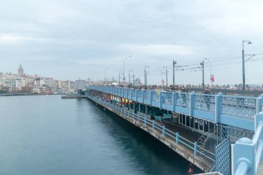 İstanbul, Türkiye - 10 Aralık 2022: Galata Köprüsü (Türkçe: Galata Koprusu).