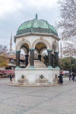 İstanbul, Türkiye - 10 Aralık 2022: Alman Çeşmesi (Türkçe: Alman Cesmesi). Sultanahmet Meydanında Çeşme stili.