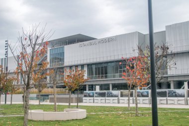 İstanbul, Türkiye - 10 Aralık 2022: İstanbul Modern Sanat Müzesi (İstanbul Modern Sanatlar Müzesi)).