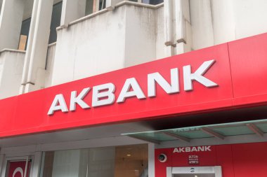 İstanbul, Türkiye - 10 Aralık 2022: Türkiye 'nin en büyük bankalarından biri olan Akbank' ın logosu ve imzası.
