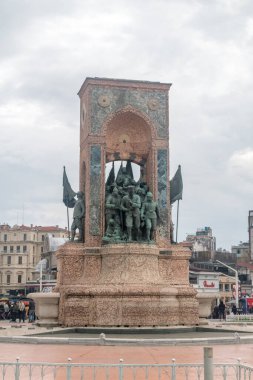 İstanbul, Türkiye - 10 Aralık 2022: İtalyan heykeltıraş Pietro Canonica tarafından yapılan Taksim Meydanı Cumhuriyet Anıtı.