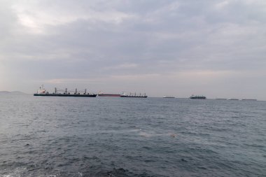İstanbul, Türkiye - 10 Aralık 2022: Boğazdaki gemiler.