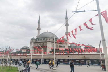 İstanbul, Türkiye - 10 Aralık 2022: Taksim Camisi (Türkçe: Taksim Camii). Taksim Meydanı yakınlarındaki İstanbul şehir merkezindeki cami.