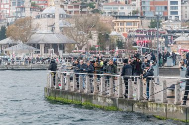 İstanbul, Türkiye - 10 Aralık 2022: Uskudar Boğazı 'nda balıkçılar balık tutuyor.