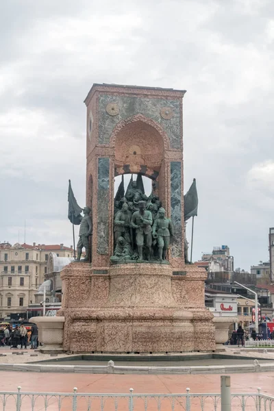 이스탄불 2022 이탈리아 조각가 피에트로 니카가 광장의 공화국 기념비 — 스톡 사진