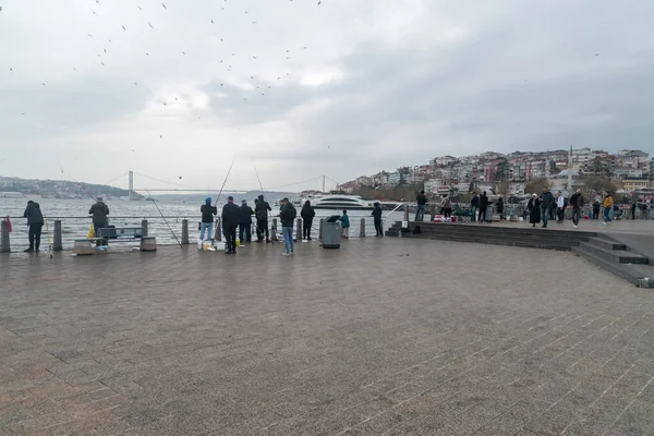 Istanbul Turquie Décembre 2022 Uskudar Avec Des Pêcheurs Ligne Dans — Photo