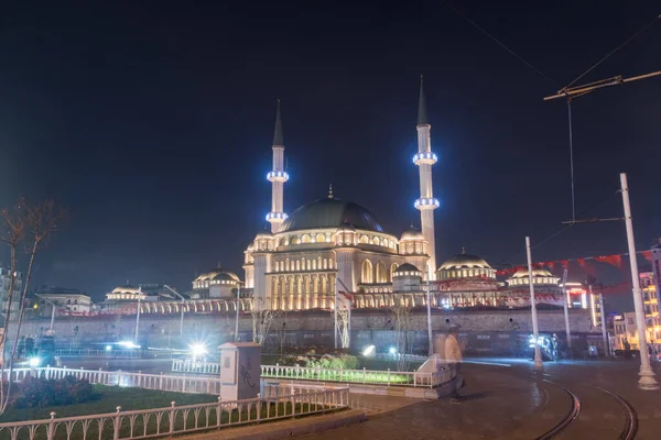 Κωνσταντινούπολη Τουρκία Δεκεμβρίου 2022 Τζαμί Ταξίμ Τουρκικά Ταξίμ Καμί Νύχτα — Φωτογραφία Αρχείου