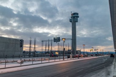 Gardermoen, Norveç - 12 Aralık 2022 Oslo Gardermoen Havaalanı 'nda gün batımı.