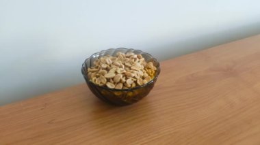 Bir kase kızarmış ve tuzlanmış fıstık..