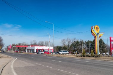 Chisinau, Moldova - 10 Mart 2023: Lukoil benzin istasyonu.