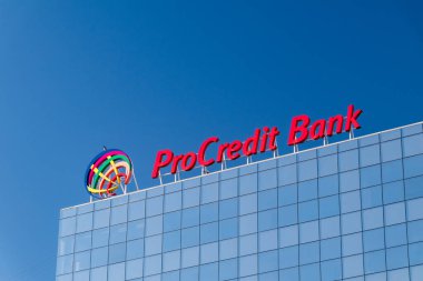 Chisinau, Moldova - 10 Mart 2023: ProCredit Bank 'ın logosu ve imzası.