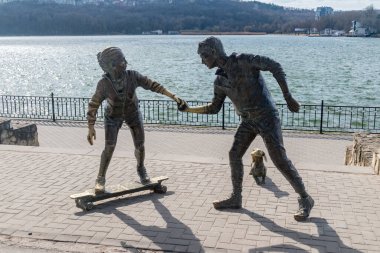 Chisinau, Moldova - 9 Mart 2023: Basset Hound köpek heykeli ile kaykaycıların heykeli.