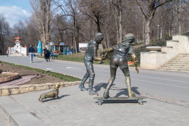 Chisinau, Moldova - 9 Mart 2023: Basset Hound köpek heykeli ile kaykaycıların heykeli Petru Glavan.