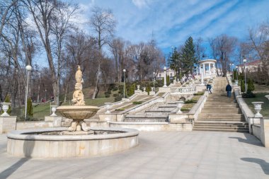 Chisinau, Moldova - 9 Mart 2023: Valea Morilor parkındaki basamaklarda Nivew manzarası.