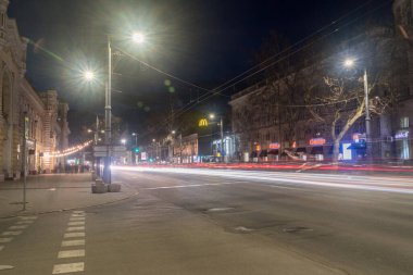 Chisinau, Moldova - 8 Mart 2023: Cisinau şehir merkezinde gece yarısı araba ışığı olan cadde.