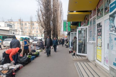 Chisinau, Moldova - 8 Mart 2023: Chisinau 'daki sokak pazarı.