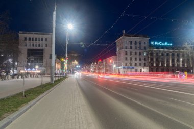 Chisinau, Moldova - 8 Mart 2023: Stefan cel Mare si Sfant Bulvarı 'nda gece görüşü. Chisinau 'nun şehir merkezinde bir sokak..