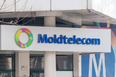 Chisinau, Moldova - 8 Mart 2023: Logo ve Moldtelecom işareti. Moldtelecom, Moldova 'daki ulusal haberleşme operatörü.