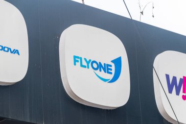 Chisinau, Moldova - 8 Mart 2023: Logo ve düşük maliyetli havayolu FlyOne 'ın işareti.