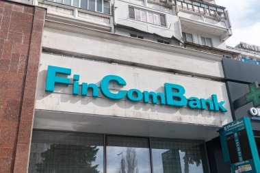 Chisinau, Moldova - 8 Mart 2023: FinComBank logosu ve imzası.