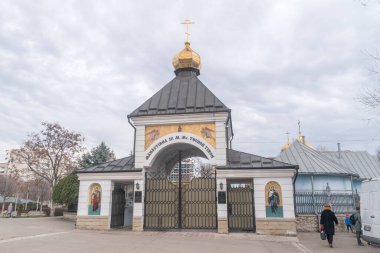Chisinau, Moldova - 8 Mart 2023: Amasea 'li Aziz Theodore' a adanmış Moldova Ortodoks manastırına giriş kapısı.