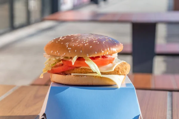 Кишинев Молдова Марта 2023 Года Mcdonald Big Tasty Chicken Burger — стоковое фото