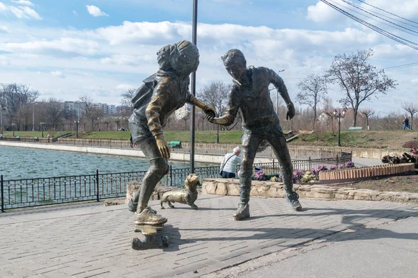 Chisinau Moldávia Março 2023 Escultura Skatistas Por Petru Glavan Parque — Fotografia de Stock