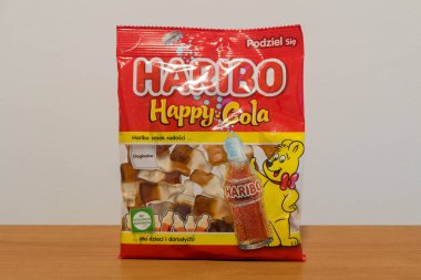 Pruszcz Gdanski, Polonya - 1 Nisan 2023: Haribo Happy Cola jöleli fasulyesi.