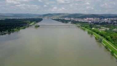 Avusturya 'da Krems an der Donau' da Tuna Nehri üzerinde hava manzarası.
