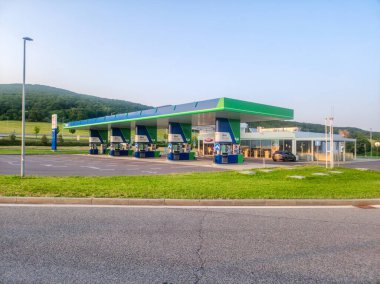 Tekovske Nemce, Slovakya - 28 Mayıs 2023: OMV benzin istasyonu.