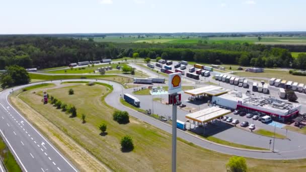 Rzedziwojowice Polonya Haziran 2023 Karayolu Üzerindeki Shell Kfc Logoları — Stok video