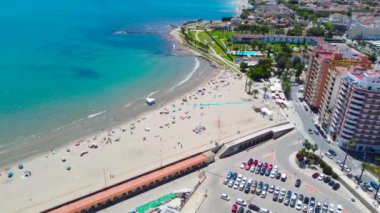 Benicarlo, İspanya - 1 Temmuz 2023: Yazın Benicarlo sahilindeki hava manzarası.
