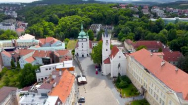 Teplice, Çek Cumhuriyeti - 16 Temmuz 2023: Teplice 'deki Aziz John Kilisesi ile Kale meydanında havadan görüş.
