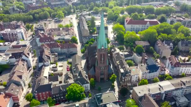 ドイツのグラッドベックにあるセントランバート教会の空中観察 — ストック動画