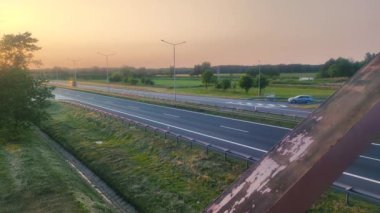 Rzedziwojowice, Polonya - 4 Haziran 2023: A4 otoyolunda gün batımında araba trafiği. Güney Polonya 'dan geçen doğu otoyolu..