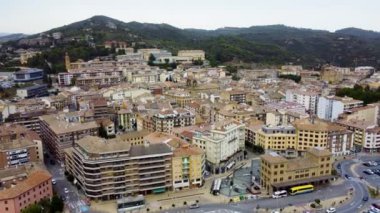 Estella-Lizarra, İspanya - 4 Eylül 2023: İspanya 'nın Estella-Lizarra kentinin havadan görünüşü.