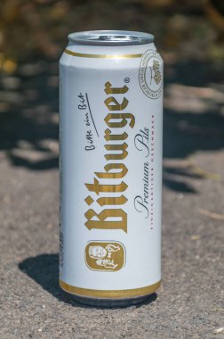 Hanau, Almanya - 24 Haziran 2023: Bitburger Premium Pils birası.