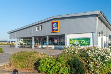 Hanau, Almanya - 25 Haziran 2023: Almanya 'da Aldi Sud pazarı.