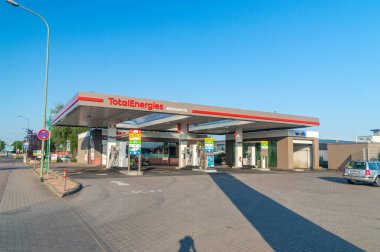 Hanau, Almanya - 25 Haziran 2023: Toplam Enerji benzin istasyonu.