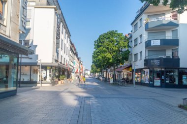 Hanau, Almanya - 25 Haziran 2023: Hanau şehir merkezinde yaya sokağı.