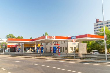 Hanau, Almanya - 25 Haziran 2023: Esso benzin istasyonu.